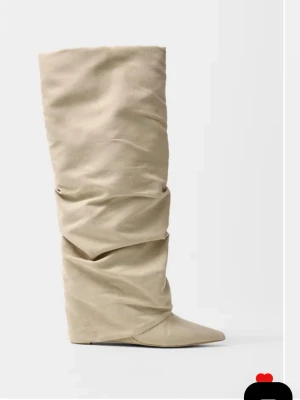 Beiga boots - Säljer ett par beiga boots som aldrig har använts. Perfekt nu inför hösten. Nypris ca 900kr🤍Söljs för 650kr