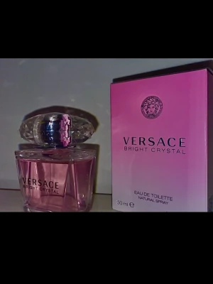 Versace Bright Crystal parfym 30 ml - Versace Bright Crystal, blommiga/vår noter. Hör av dig vid frågor! Pris kan diskuteras.