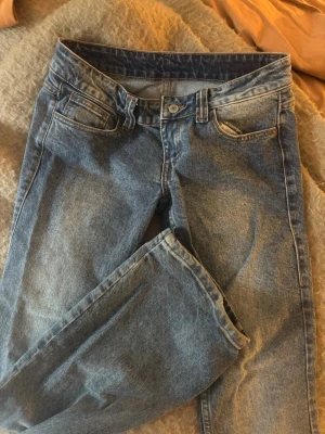 Raka jeans Brandy Melville - Snygga lågmidjade jeans från brandy Melville i urtvättad färg och raka ben i storlek 34. 