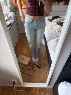 Ljusblå raka jeans - Säljer ett par ljusblå jeans med rak passform. Jeansen har klassisk femficksdesign och stängs med dragkedja och knapp. Perfekta för en avslappnad och trendig look. De är i storlek 32 men jag skulle säga att de passar 34, pris går att diskuteras💕
