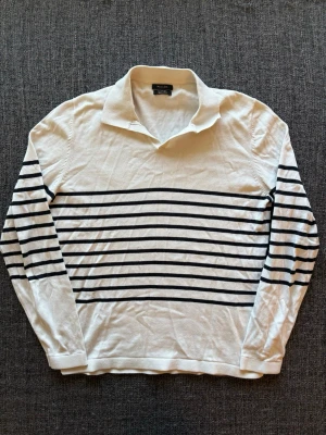 Massimo dutti tröja  - Säljer nu denna sjukt snygga Massimo Dutti tröjan | st M ~ passar även S (ca 170–180cm) | randig design som passar perfekt nu till kyligare dagar! Modellen produceras inte längre och är därav väldigt sällsynt. Kan även gå ner lite i pris vid snabb affär🍁🫶