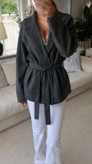 Mörkgrå kappa - Superfin mörkgrå kappa från vero Moda! Perfekt till hösten🍂🍁 Stl S men passar XS också