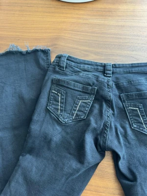 Svarta jeans Gina tricot  - Säljer ett par svarta jeans ifrån gina tricot storlek 14+ L. Jättesnygga fickor. Använd 1 gång. Dom är uppsprätta 