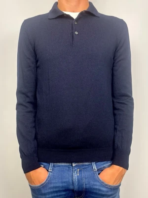 Gran Sasso | 100% Virgin Wool Polo | Made in Italy - Lyxig marinblå stickad pikétröja från italienska Gran Sasso i 100% exklusiv virgin wool. Perfekt pikétröja på sommarkvällarna. 🧵 Märke & Modell: Gran Sasso - Knit Polo 📏 Storlek & Passform: 50 - M (kolla mått nedan) 🧩 Material: 100% Virgin Wool 📐 Mått: Längd 65, Bröst 46, Axel 37, Ärm 64 cm ✅ Skick: 8,5/10 - Fint skick, väl omhändertagen!  Inga defekter! ✨ Detaljer: Handgjord kvalitet, pärlemorknappar. 💰 Nypris: Ca 2500 kr ‼️Skickas snabbt‼️