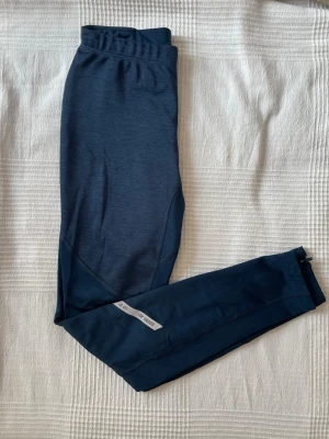 Mörkblå träningstights från Asics - Mörkblå träningstights från Asics i ett lite tjockare material
