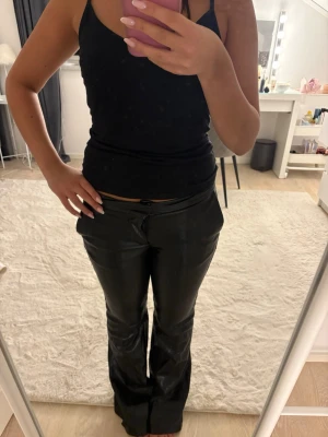 Skinnbyxor - Jättesnygga skinnbyxor från bershka i storlek xs. Säljer då de är alldeles för långa på mig💕💕