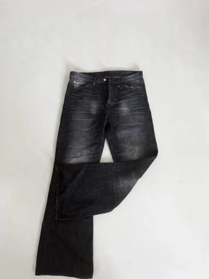 Bootcut jeans, Cheap monday - Säljer ett par svarta jeans med bootcut, från cheap monday, 31/32, knappt använda