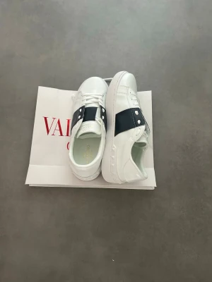 Valentino garavani - Säljer ett par vita stiliga Valentinos. Nya med inga fel på. Perfekt för dig som vill fräscha till stilen med ett par snygga skor. Söker byten! 