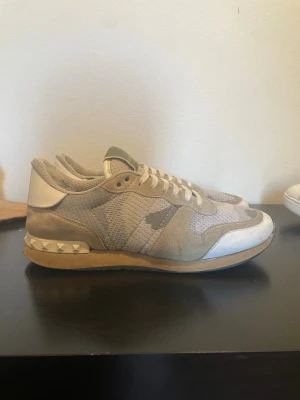 Vit/grå/beiga valentino rockrunners  - Snygga rockrunners som är perfekt nu inför hösten och vintern / skick 7,5/10 små Defekter som syns på bilderna / storlek 39 men mer 40 kontakta via intresse eller annat och pris kan diskuteras😊