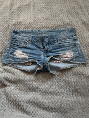 Ljusa jeansshorts  - Säljer ett par ljusblå jeansshorts från Amisu med slitna detaljer och blomfickor. Lågmidjade och korta. Skulle säga att det passar XS/S. (Skriv om ni vill ha mått m.m) Säljer då dem är för små för mig. Inget stretchigt material dessutom. Bara att kontakta om ni har mer frågor!☺️💗🌷