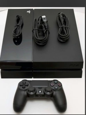PlayStation 4 spelkonsol med handkontroll - Säljer en svart PlayStation 4 spelkonsol från Sony. Konsolen har en stilren, rektangulär design och kommer med en matchande svart DualShock 4-handkontroll samt tillhörande kablar. Perfekt för gaming och streaming.