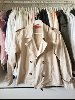 Jacka - Kort trenchcoat från 158/164 från Ryvls. Som xs