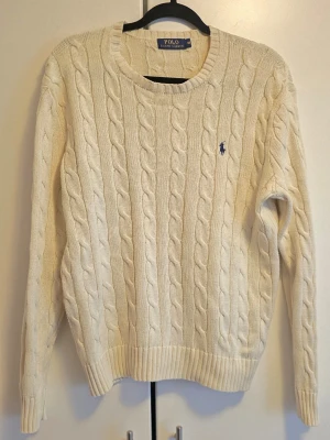 Kabelstickad tröja Polo Ralph Lauren - Passar perfekt till höst och vinter.                Nypris 2 895 :-