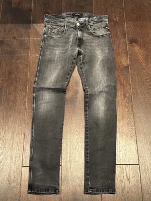 Replay jeans  - Hej säljer nu dessa replay jeans som är i storlek 28/32 och i ett använt skick med några lagningar gjort från en skräddare. Kom dm för mer frågor 😇