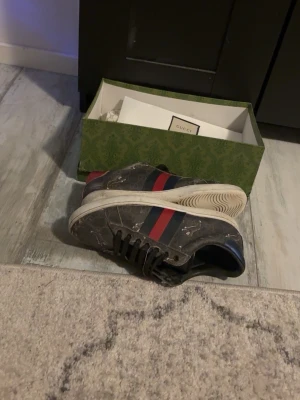 Gucci ace tigrar - Gucci ace skor med tigrar på som är väldigt eftertraktade/sicket 8,5/10 eftersom att en liten sum har gott upp men inget man ser eller tänker.Hör av er om ni har några funderingar?