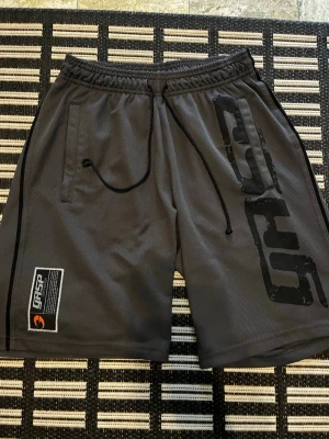 Grå Gasp träningsshorts  - Gasp shorts perfekta till gymmet eller kampsport pågrund av den avslappnade formen införkopt 700 nåt och det finns inga skador!