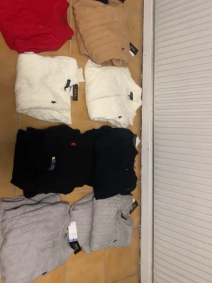 Säljer polo tröjor. Betala ej här - Säljer helt nya och oanvända Polo Ralph Lauren tröjor med tagg. Köp inte från denna artikeln utan skriv vilken du vill ha också lägger jag upp den så du kan köpa. Priset kan diskuterats.  De storlekarna jag har är:  Grå quarterzip L Grå vanlig M Svart vanlig M Vit vanlig M Röd quarterzip M Mörkblå quarterzip M Mörkblå vanlig L Mörkblå zip XL