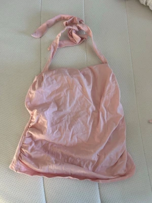 Kit med 2 toppar! - Säljer två fina rosa toppar! En halterneck och en annan som man kan ha med eller utan band!