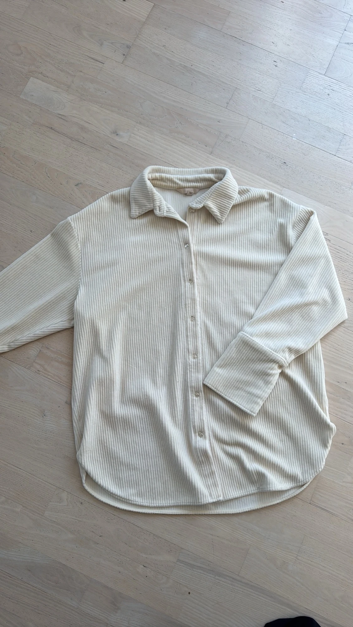 Beige ribbad manchesterskjorta