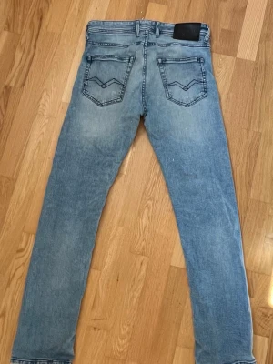 Replay jeans - Storlek 30x32. På bilden ser jeansen lite konstiga ut                                                                 (ser bättre ut när de sitter på👍)                        Det ett par ljusblå jeans med rak passform och klassisk femficksdesign. Jeansen har snygga detaljer på bakfickorna och är tillverkade i ett mjukt denimtyg. Perfekta för en avslappnad och trendig look.