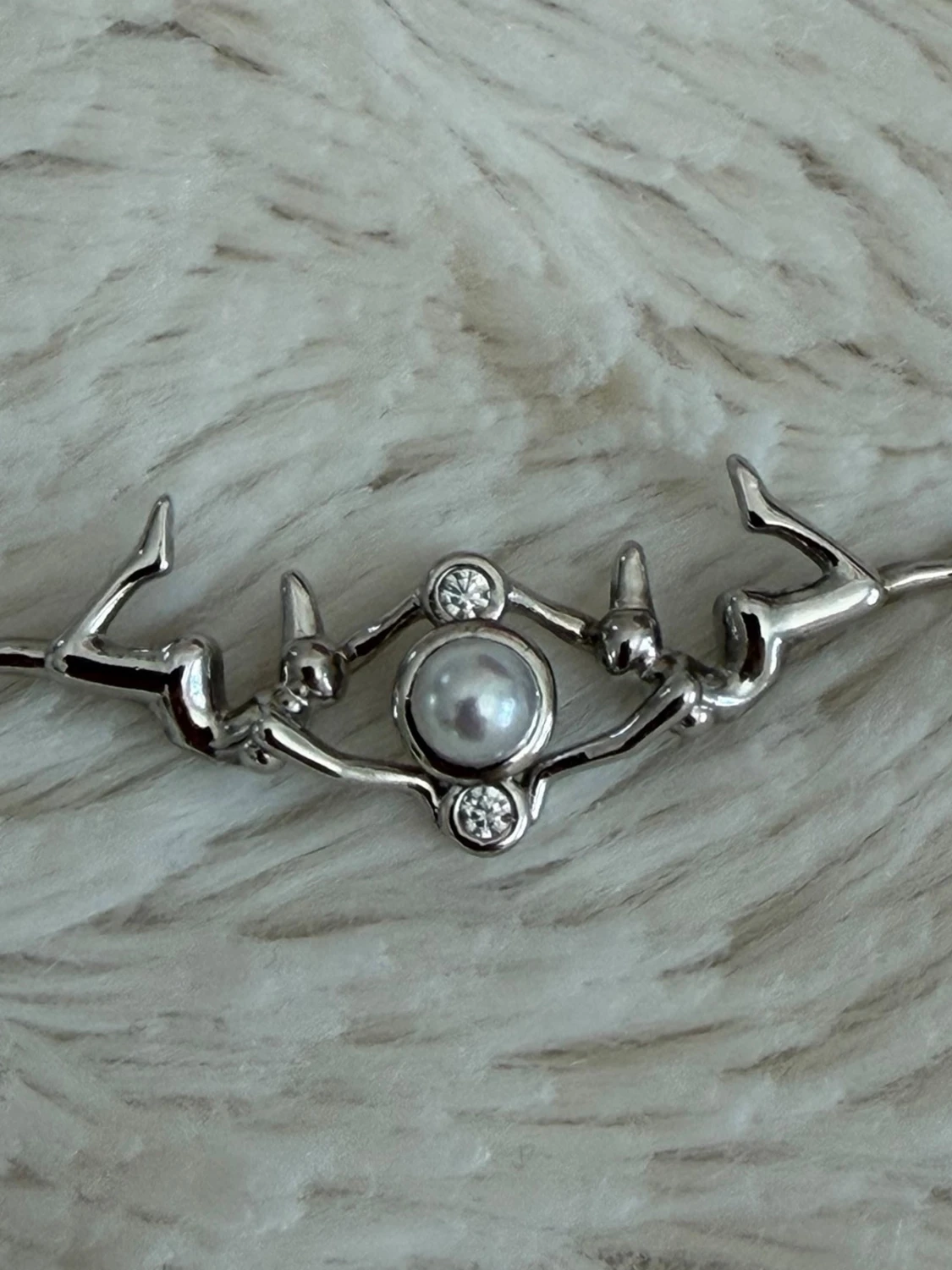 Silverhalsband med pärlor och figurer - 1