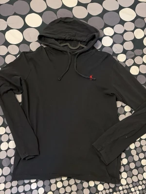 Svart hoodie från Polo Ralph Lauren - Tunn hoodie i storlek S/XS Inga skador och bra skick.