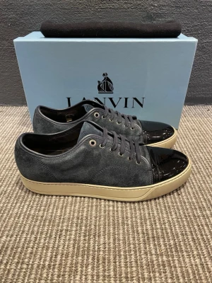 Lanvin skor - Hej, säljer nu dessa svin snygga lanvin skor. Skorna är i grymt skick!  Begränsat antal boxar och dustbag. Hör av dig vid frågor.