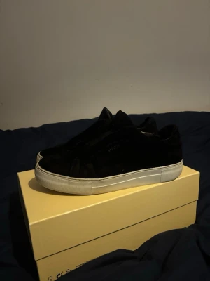 Axel Arigato Clean 360 Laceless - Tjena, säljer nu mina gamla Arigatos.  Modellen är Clean 360 Laceless i storlek 44 färg svart.  Fortfarande i väldigt bra skick skulle jag säga och mockan är fortfarande fin!  Hör av er vid frågor och pris ej hugget i sten!!😁