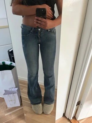 Low-rise bootcut jeans - Säljer ett par low-rise bootcut jeans från hm i storlek 32🩷