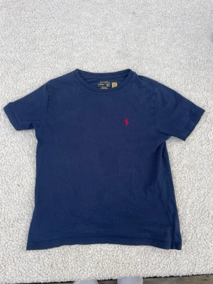 Ralph lauren t-shirt 10-12 år - Snygg Ralph lauren T-shirt i väldigt bra skick. Ställ frågor om du har! 
