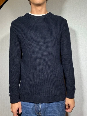 H&M tröja M - Hej och välkommen till byTorén. Detta är en tröja från H&M i storlek S men har passformen för M. Modell på bild är ca 182, 67kg. Plagget är i bra skick utan några defekter. Tveka inte på att höra av dig, även om det skulle vara minsta lilla;)