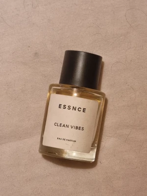 ESSNCE Clean Vibes Eau de Parfum - Clean vibes från Essnce, se bild för mängd kvar.