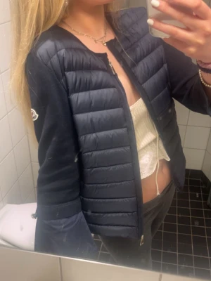 Moncler jacka - Säljer min jättefina trekvartärmad moncler jacka med liten volang på ärmen