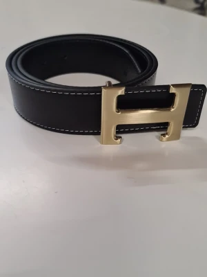 Herme's bälte  - Helt nytt svart bälte i nyskick. Stilren design som passar både vardag och finare tillfällen. Aldrig använt.