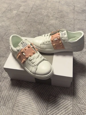Vita sneakers med nitar från Valentino - Helt nya priset kan alltid diskuteras 