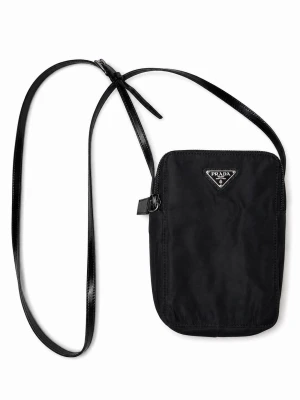 Svart axelväska från Prada - Snygg svart axelväska från Prada i nylon med justerbar axelrem i läder. Väskan har en minimalistisk design med det klassiska triangelformade Prada-emblemet framtill. Perfekt för att bära det viktigaste på ett stilrent sätt. (köpt från ettresex)