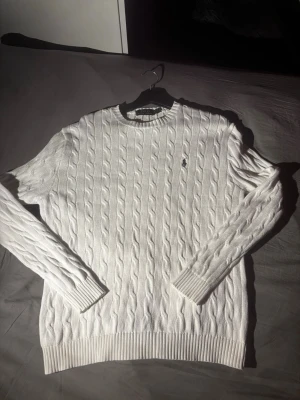 Vit stickad Ralph lauren  - Säljer en vit kabelstickad tröja från Ralph Lauren. Fint skick i storlek S, använd ungefär i en månad. Hör av dig vid frågor🙏🫶