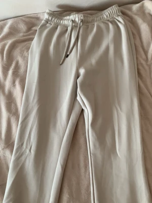 Beige mjukisbyxor - ONLY - Säljer ett par sköna mjukisbyxor från ONLY, storlek S🪷💕 meddela vid frågor eller fler bilder💌