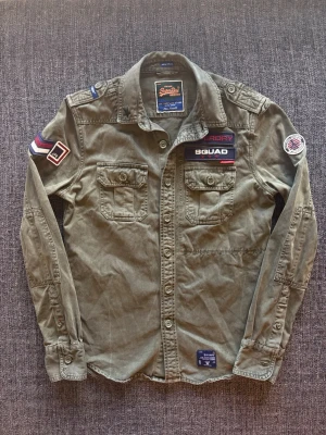 Superdry overshirt ~ sällsynt  - Sjukt eftertraktad Superdry overshirt ~ vintage modell | st S | färg olivgrön | äldre modell som inte längre tillverkas och därför är svår att hitta | vintageplagg i bra skick | sällsynt 2000’s modell | OBS kan gå ner lite i pris vid snabb affär! 🏄                   Skriv vid frågor 🤝