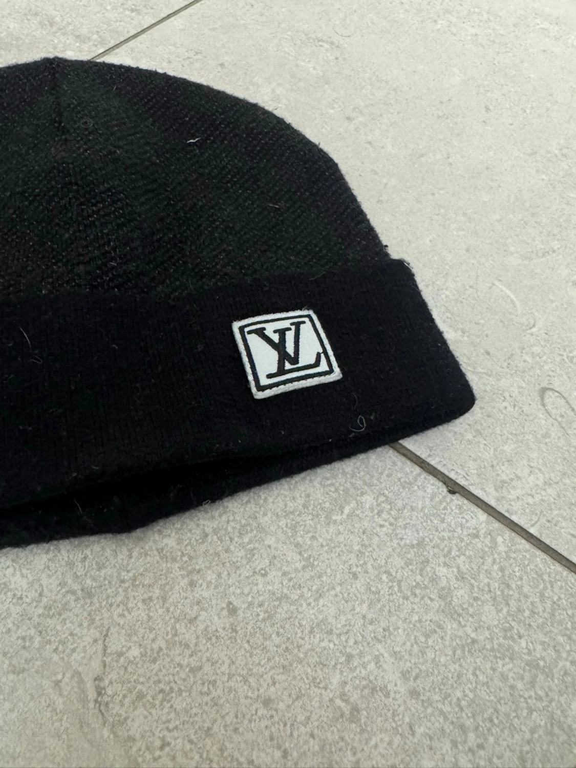 Svart ribbad mössa med patch - 2