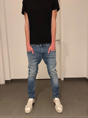 Replay Anbass jeans  - Säljer nu dessa feta Replay Anbass jeans, skriv för fler bilder/frågor😊