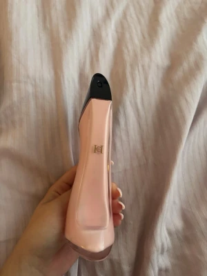 Carolina Herrera good girl blush  - Den är ej använd mycket alls det är 1,5-2cm parfym som använts, nypris är 1450