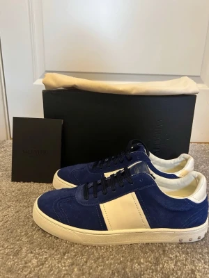 Valentino Flycrew - Valentino Flycrew, stl 43. Mycket fint skick, inga synliga defekter och alla nitar sitter kvar precis som de ska. Säljs med komplett originalpaketering: box och dustbag medföljer.  Hör av dig vid intresse eller frågor. (Endast seriösa bud)