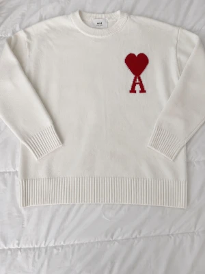 AMI Paris Heart Logo Stickad Tröja – Vit – Strl S - 🤍 AMI Paris stickad tröja med ikoniskt rött hjärta.  • Storlek: S • Färg: Vit med röd logga • Skick: Mycket fint skick, sparsamt använd • Mjuk och bekväm kvalitet • Tvättad och redo att användas Skickas snabbt och packas noggrant. Hör gärna av dig om du har frågor eller vill se fler bilder! ✨