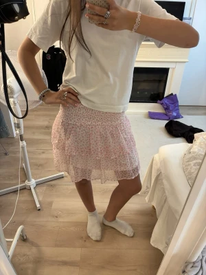 Rosa kjol - Kommer sälja denna söta rosa kjolen på min plick liveshow söndag 23/8 19:00 där man kommer se plagget närmare 💌