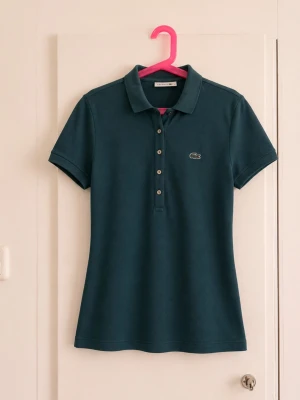 Stilren Lacoste Slim Fit piké i en snygg mörkgrön/petrolfärgad nyans 💚 - Klassisk modell med broderad Lacoste-krokodil på bröstet, pikékrage och feminin slim fit-passform. Enkel och tidlös – passar lika bra till jeans som till mer uppklädda outfits. • Storlek 38 • Slim Fit • Mörkgrön/petrol • Broderad Lacoste-logga • Kortärmad • Fint begagnat skick Se bilder för skick. Skriv gärna vid frågor eller om du vill ha mått!