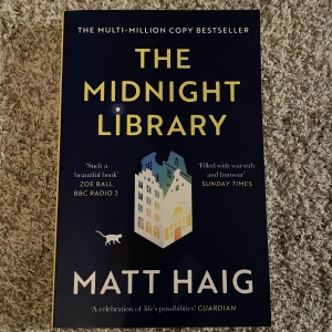 The midnight library 🌙⭐️ - Säljes i bra skick!  50kr + frakt 🫶🏼💞den är lite missfärgad från solen 