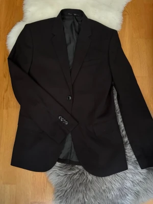 Kavaj - Kavaj från H&M i mycket fint skick. Passar storlek S/M. Kontakta mig om du har några frågor. 🙏