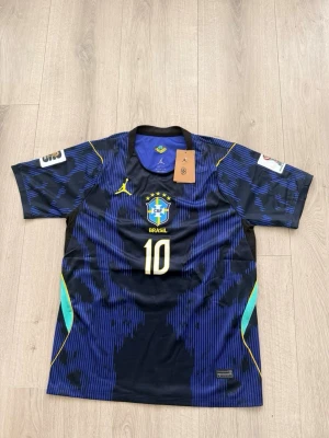 Blå Brasilien Neymar Jr matchtröja - Snygg blå Brasilien matchtröja med Neymar Jr och nummer 10 på ryggen. Good quality och kommer med sin påse
