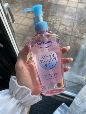 Softymo Speedy Cleansing Oil - Rengöringsolja från Softymo/Kose. Perfekt för att ta bort smink och orenheter snabbt och effektivt. Endast testad så i princip full.